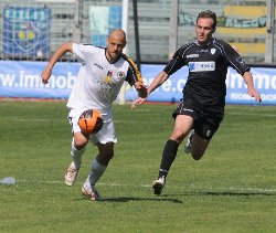 Spezia, con il lutto al braccio, Portogruaro con il 4-4-2 