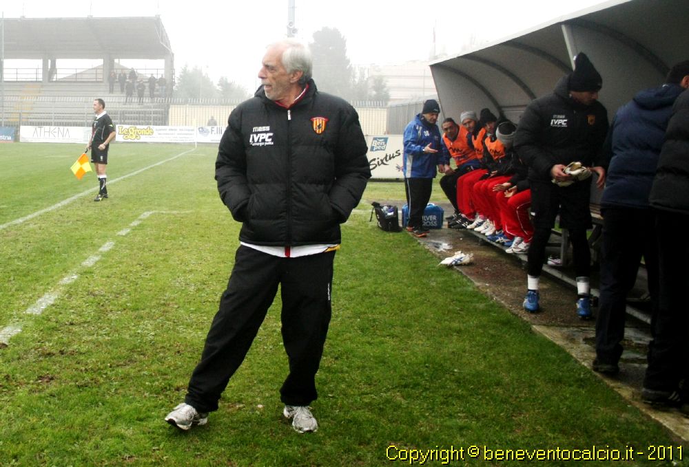 Benevento saluta Simonelli, l'allenatore filosofo