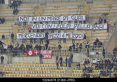 Tifosi del Grosseto con lo striscione "Carobbio delinquente"