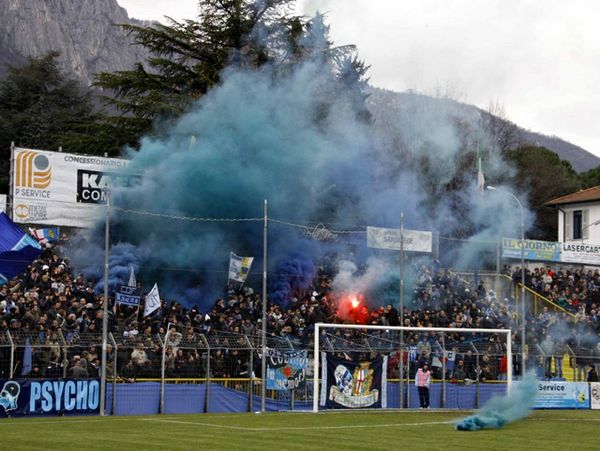 Lecco multato per sputi dei tifosi al guardalinee 