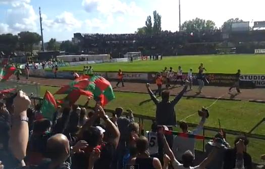 Il video di Ternana-Foggia 1-1 Dianda e compagni salutano in mutande la serie B 