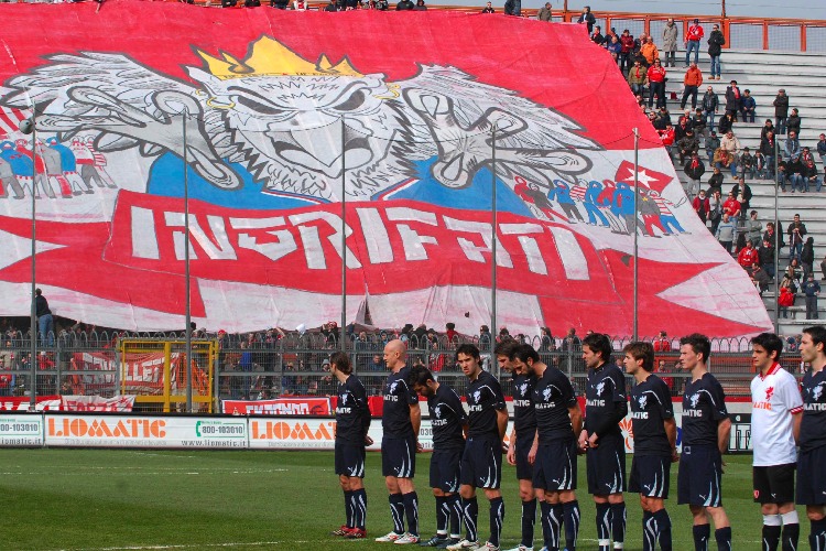 Tifosi Perugia cadono dai gradoni del Curi, ferite non gravi