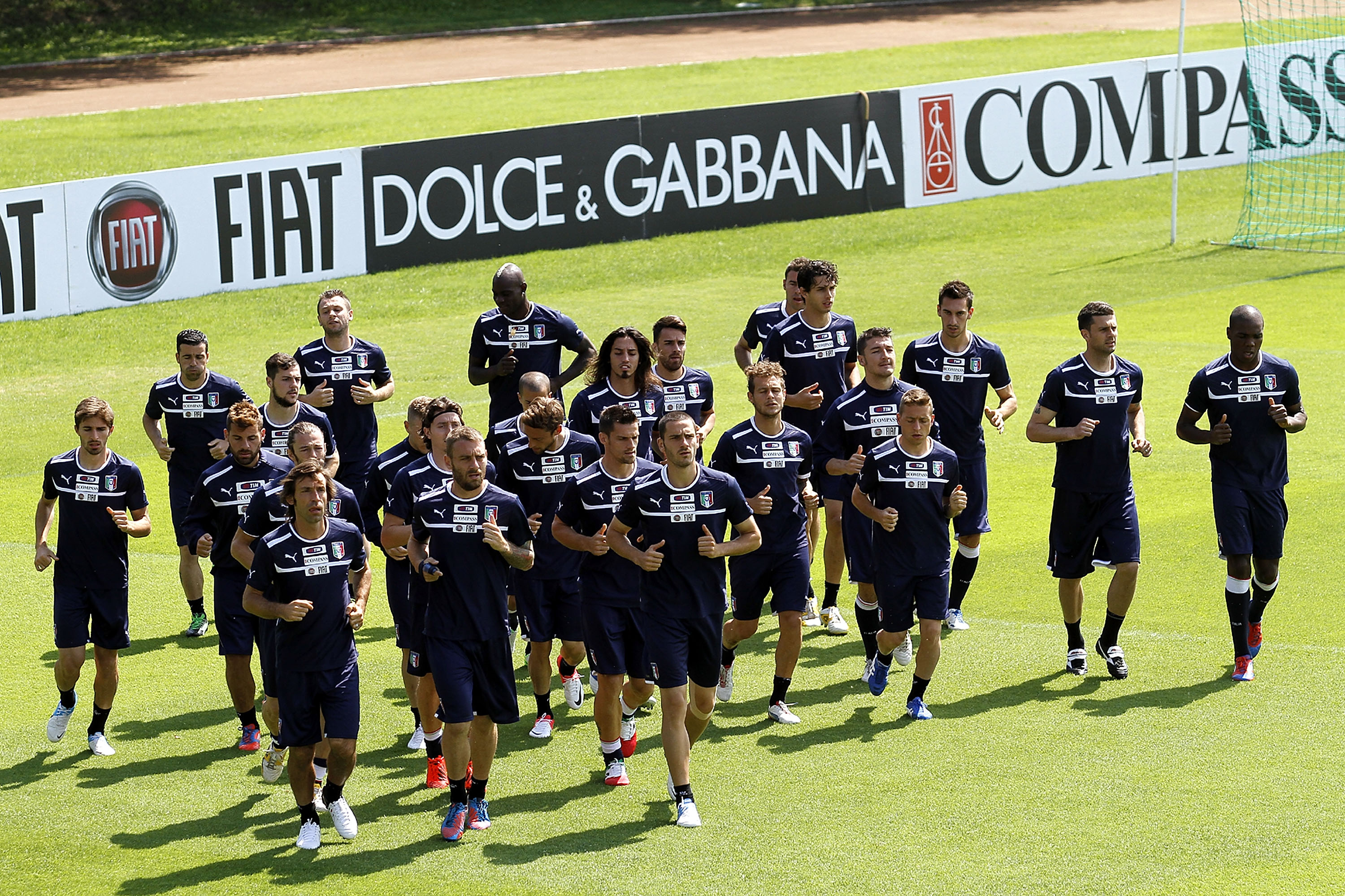 Foto Italia raduno Coverciano scatti a Pisacane e Farina 28 maggio 2012