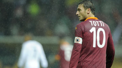 La Roma dona a L'Aquila la maglia di Totti  