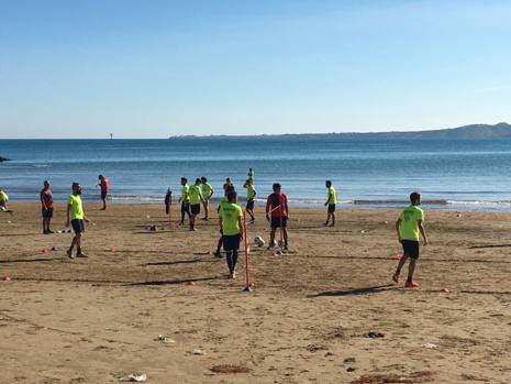 Il Crotone corre in spiaggia, fa troppo caldo