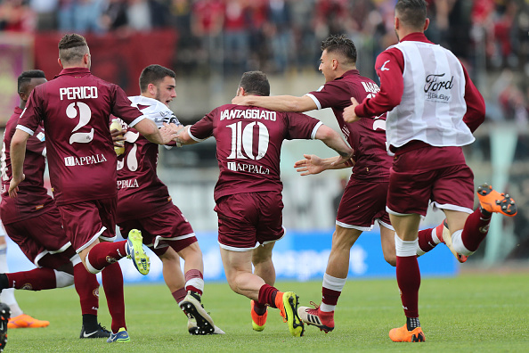 Il Livorno torna in Serie B, basta un pari con la Carrarese per festeggiare la promozione